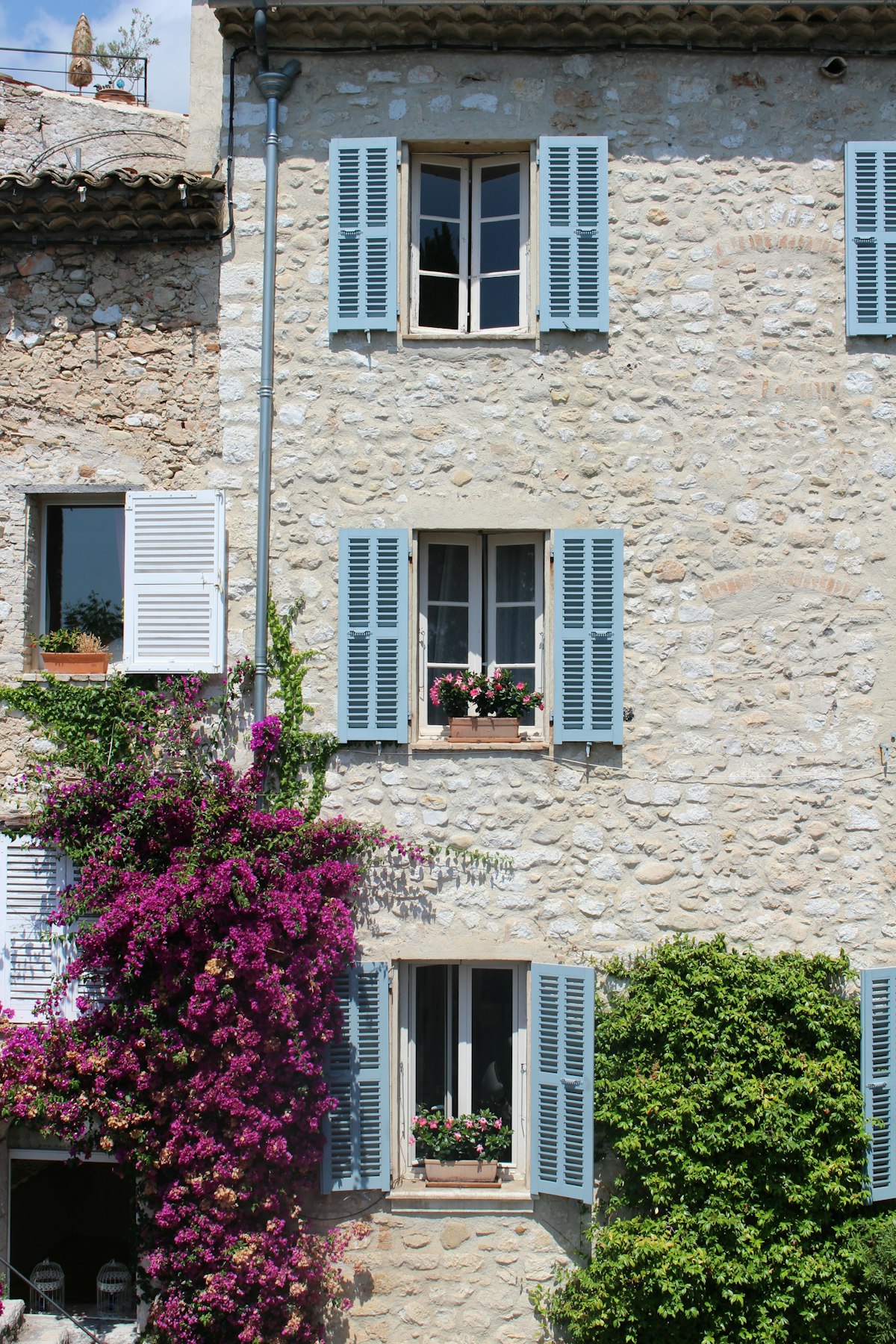 Façade de maison en pierre avec volets