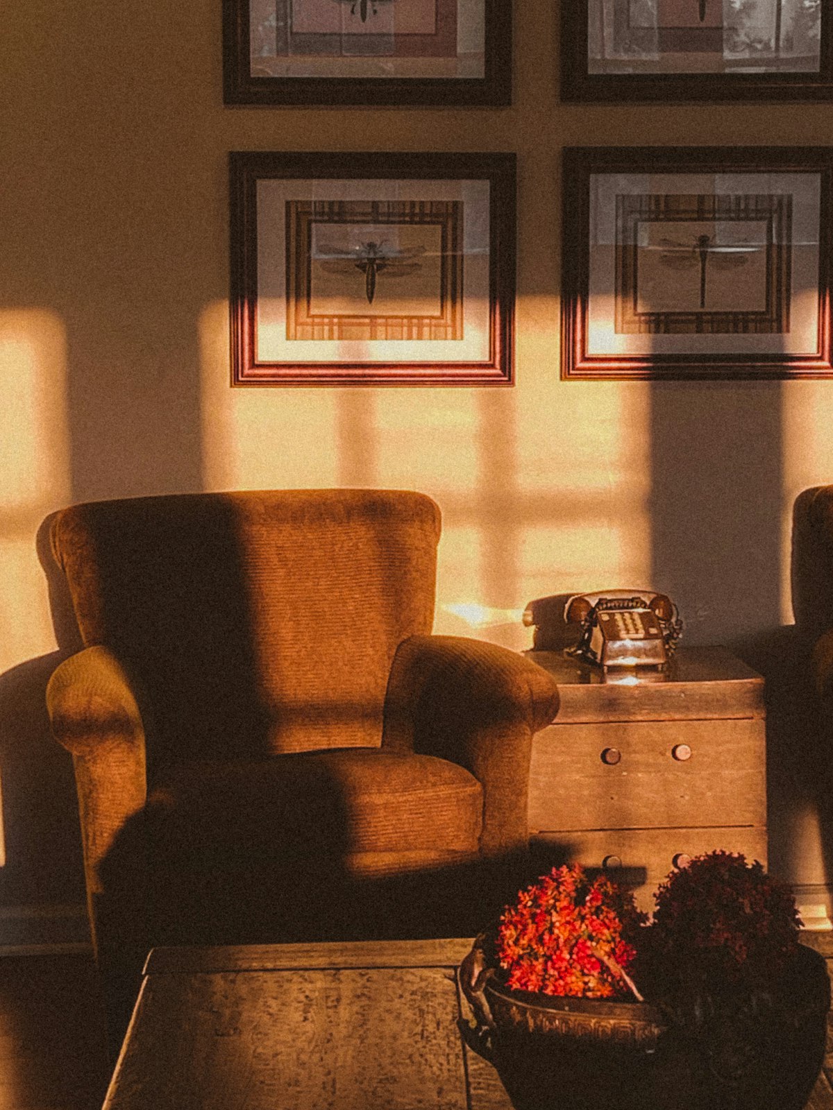 Salon chaleureux, fauteuil vintage dans une lumière dorée